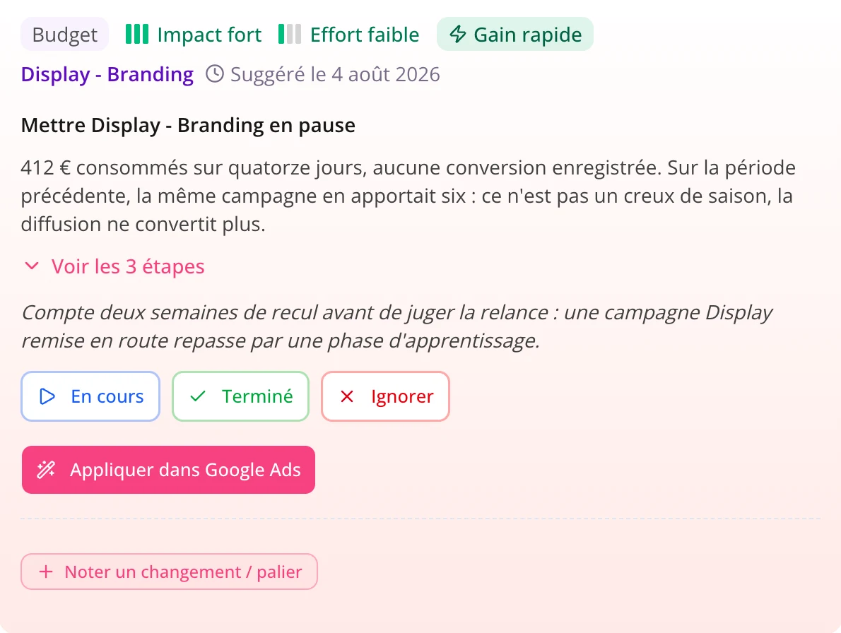 Recommandation dépliée : le constat chiffré, les trois étapes à suivre et le bouton pour l'appliquer dans Google Ads.